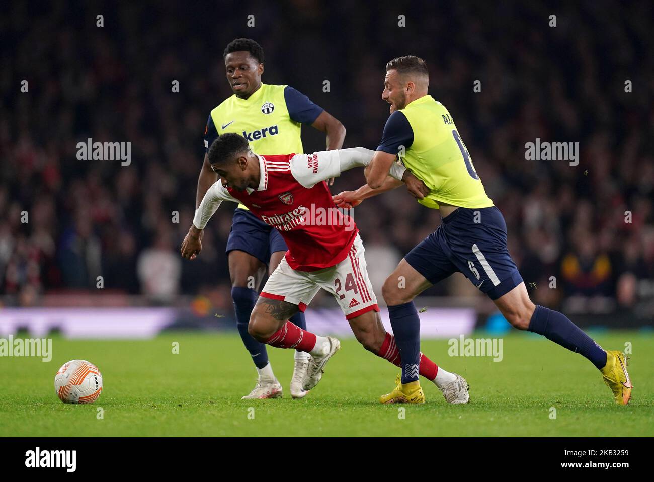Reiss Nelson (au centre) d'Arsenal combat avec Jonathan Okita (à gauche) du FC Zurich et Fidan Aliti lors du match de l'UEFA Europa League Group A au stade Emirates de Londres. Date de la photo: Jeudi 3 novembre 2022. Banque D'Images