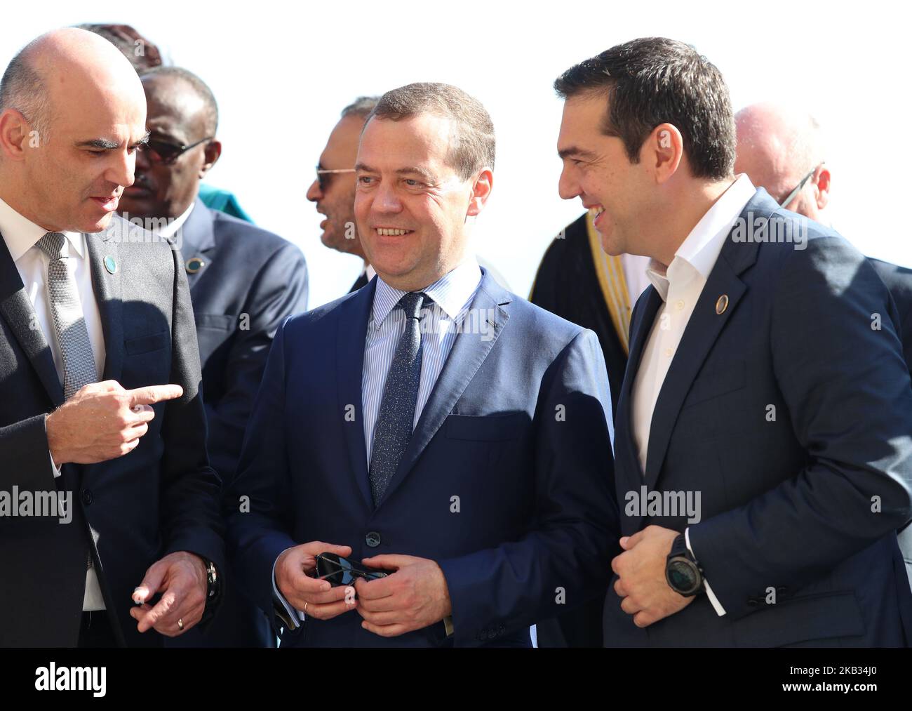 Le Premier ministre russe Dmitry Medvedev (C) et le Premier ministre grec Alexis Tsipras assistent à une photo de groupe avec des chefs d'État, des ministres et des envoyés sur 13 novembre 2018 lors d'une conférence internationale sur la Libye à Villa Igiea à Palerme, en Italie. (Photo de Gabriele Maricchiolo/NurPhoto) Banque D'Images