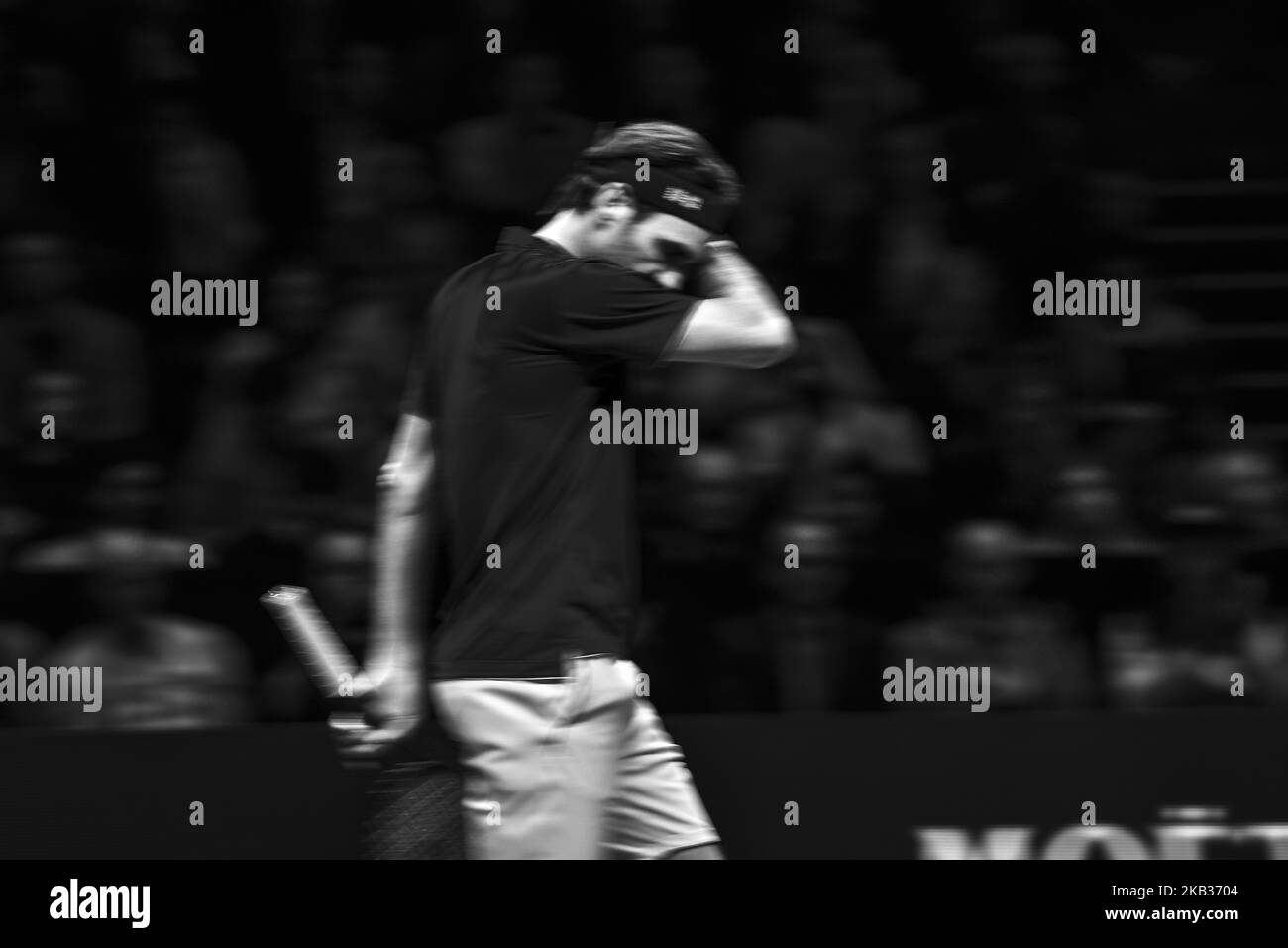 Roger Federer, de Suisse, revient lors de son match rond-point contre Kevin Anderson, d'Afrique du Sud, lors du cinquième jour des finales d'ATP de Nitto à l'Arena O2 sur 15 novembre 2018, à Londres, en Angleterre. (Photo par Alberto Pezzali/NurPhoto) Banque D'Images