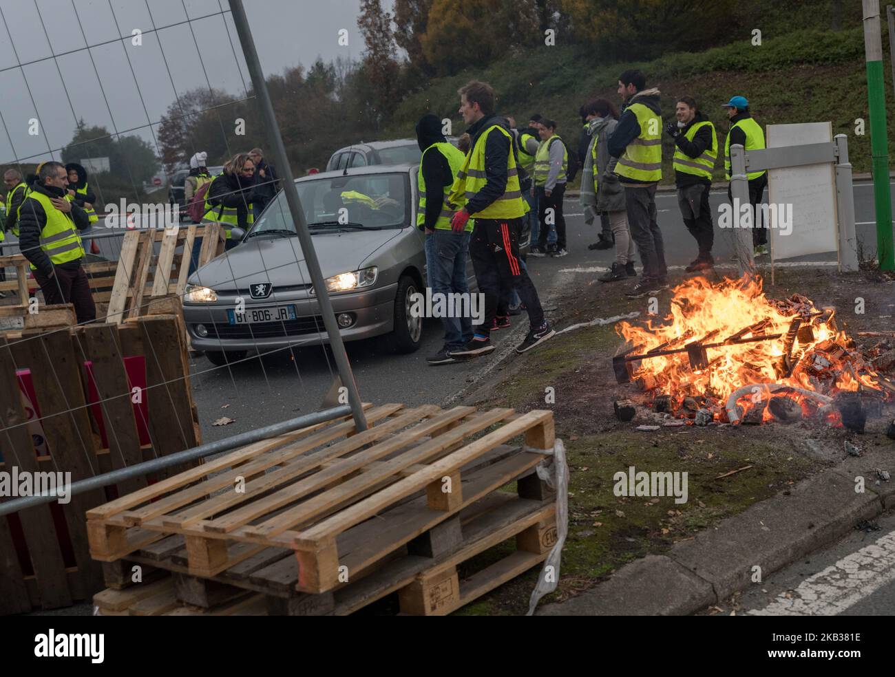 Des milliers de citoyens de la Loire-Atlantique à Nantes, France, le 17  novembre 2018 ont répondu à l'appel des gilets jaunes lancés sur les  réseaux pour protester contre l'augmentation de la taxation