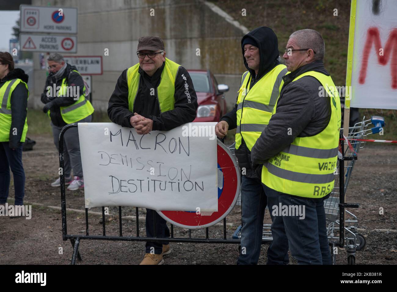 Des milliers de citoyens de la Loire-Atlantique à Nantes, France, le 17  novembre 2018 ont répondu à l'appel des gilets jaunes lancés sur les  réseaux pour protester contre l'augmentation de la taxation