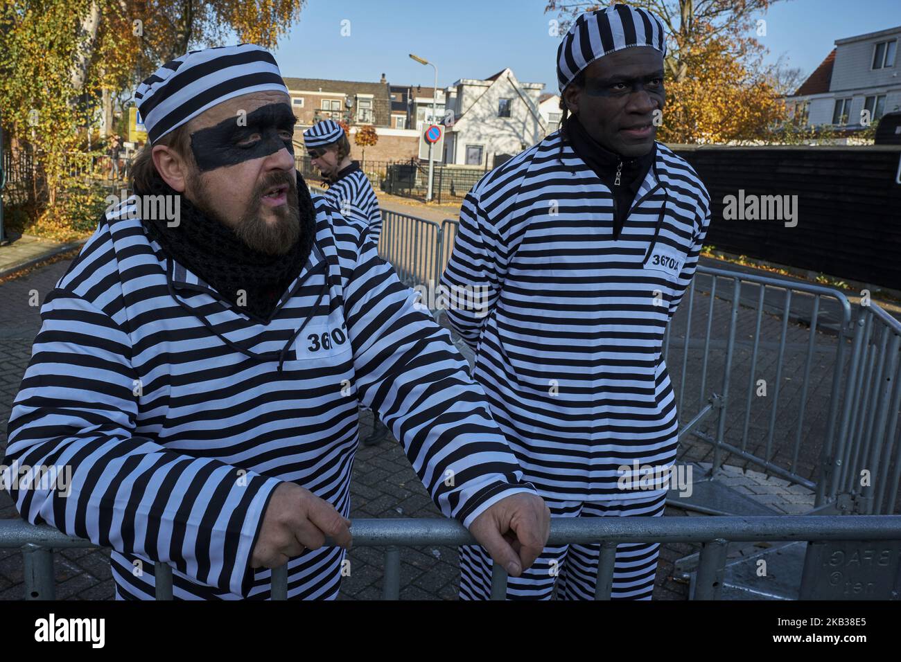 Un groupe de personnes déguisées en prisonniers protestant contre le caractère raciste pendant le Saint Nicolas arrive aux pays-Bas à Zaandam le 17 novembre 2018. Saint Nicholas arrive une année de plus de l'Espagne aux pays-Bas. Cette année, la fête nationale de cette fête a été célébrée dans la ville de Zaandam, célèbre pour ses moulins à vent pittoresques. De là, Saint-Nicolas partira pour le reste des villes néerlandaises. Une fois de plus, la célébration a été affectée par la controverse créée par les groupes anti-racistes qui accusent cette tradition d'avoir des composantes racistes. Plus précisément, dans le caractère de Zwarte Piet, a Banque D'Images