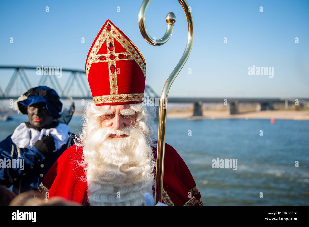 Nimègue, pays-Bas. 17 novembre 2018. Cette année, Saint Nicholas revient à Nimègue pour célébrer son anniversaire. Saint Nicholas navigue en ville sur son bateau à vapeur, avec ses fidèles assistants Pete's et son cheval blanc Amerigo. C'est une grande fête dans le centre de la ville! Beaucoup d'enfants sont venus accueillir la légende à barbe blanche et apprécier les bonbons que les Petes distribuer! Saint Nicholas est accueilli par le maire Bruls (photo de Ricardo Hernández/NurPhoto) Banque D'Images