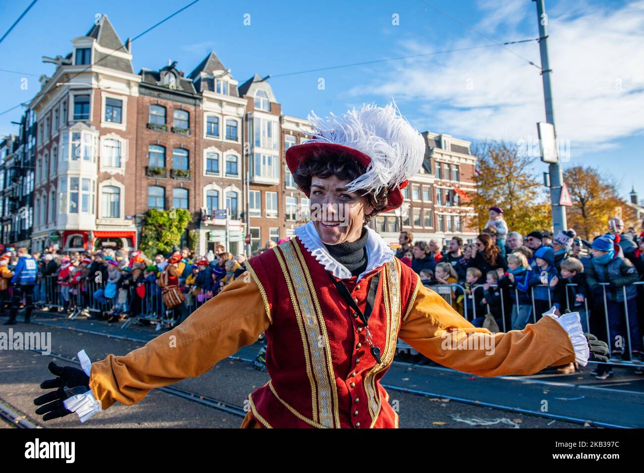 Sur 18 novembre 2018 à Amsterdam, pays-Bas. Avec plus d'un kilomètre de flotteurs et de bateaux, Amsterdam accueille le plus grand défilé de Saint-Nicolas au monde. Sinterklaas navigue en ville un dimanche mi-novembre avec 600 Pieten et beaucoup de pepernoten (petits biscuits épicés), accueillis par plus de 400 000 spectateurs qui bordent les canaux. La légende à barbe blanche fait traditionnellement son entrée spectaculaire dans la ville en naviguant sur la rivière Amstel et en suivant un itinéraire à travers la ville en passant par Nieuwe Amstelbrug, Torontobrug, le Hoge Sluis par le Théâtre Royal carré et le Magere BR Banque D'Images