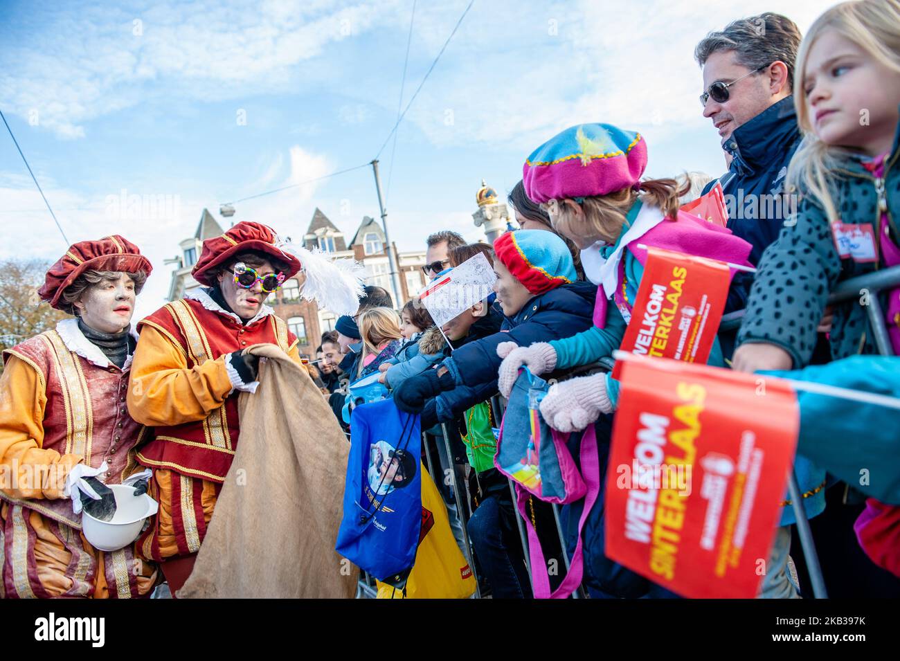 Sur 18 novembre 2018 à Amsterdam, pays-Bas. Avec plus d'un kilomètre de flotteurs et de bateaux, Amsterdam accueille le plus grand défilé de Saint-Nicolas au monde. Sinterklaas navigue en ville un dimanche mi-novembre avec 600 Pieten et beaucoup de pepernoten (petits biscuits épicés), accueillis par plus de 400 000 spectateurs qui bordent les canaux. La légende à barbe blanche fait traditionnellement son entrée spectaculaire dans la ville en naviguant sur la rivière Amstel et en suivant un itinéraire à travers la ville en passant par Nieuwe Amstelbrug, Torontobrug, le Hoge Sluis par le Théâtre Royal carré et le Magere BR Banque D'Images