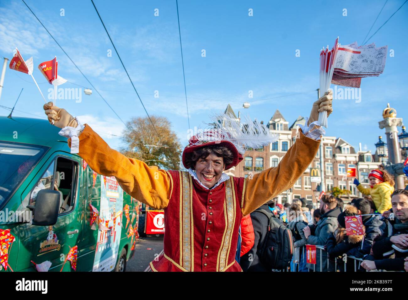 Sur 18 novembre 2018 à Amsterdam, pays-Bas. Avec plus d'un kilomètre de flotteurs et de bateaux, Amsterdam accueille le plus grand défilé de Saint-Nicolas au monde. Sinterklaas navigue en ville un dimanche mi-novembre avec 600 Pieten et beaucoup de pepernoten (petits biscuits épicés), accueillis par plus de 400 000 spectateurs qui bordent les canaux. La légende à barbe blanche fait traditionnellement son entrée spectaculaire dans la ville en naviguant sur la rivière Amstel et en suivant un itinéraire à travers la ville en passant par Nieuwe Amstelbrug, Torontobrug, le Hoge Sluis par le Théâtre Royal carré et le Magere BR Banque D'Images