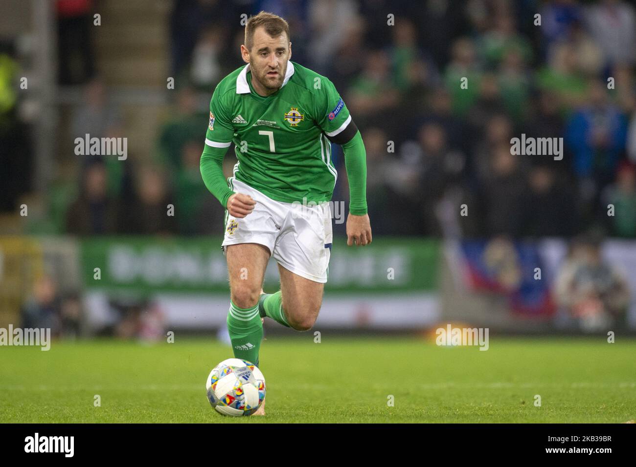 Niall McGinn de N.Ireland court avec le ballon pendant la Ligue des Nations de l'UEFA B Groupe 3 entre l'Irlande du Nord et l'Autriche au parc Windsor à Belfast, Irlande du Nord, Royaume-Uni sur 18 novembre 2018 (photo par Andrew Surma/NurPhoto) Banque D'Images