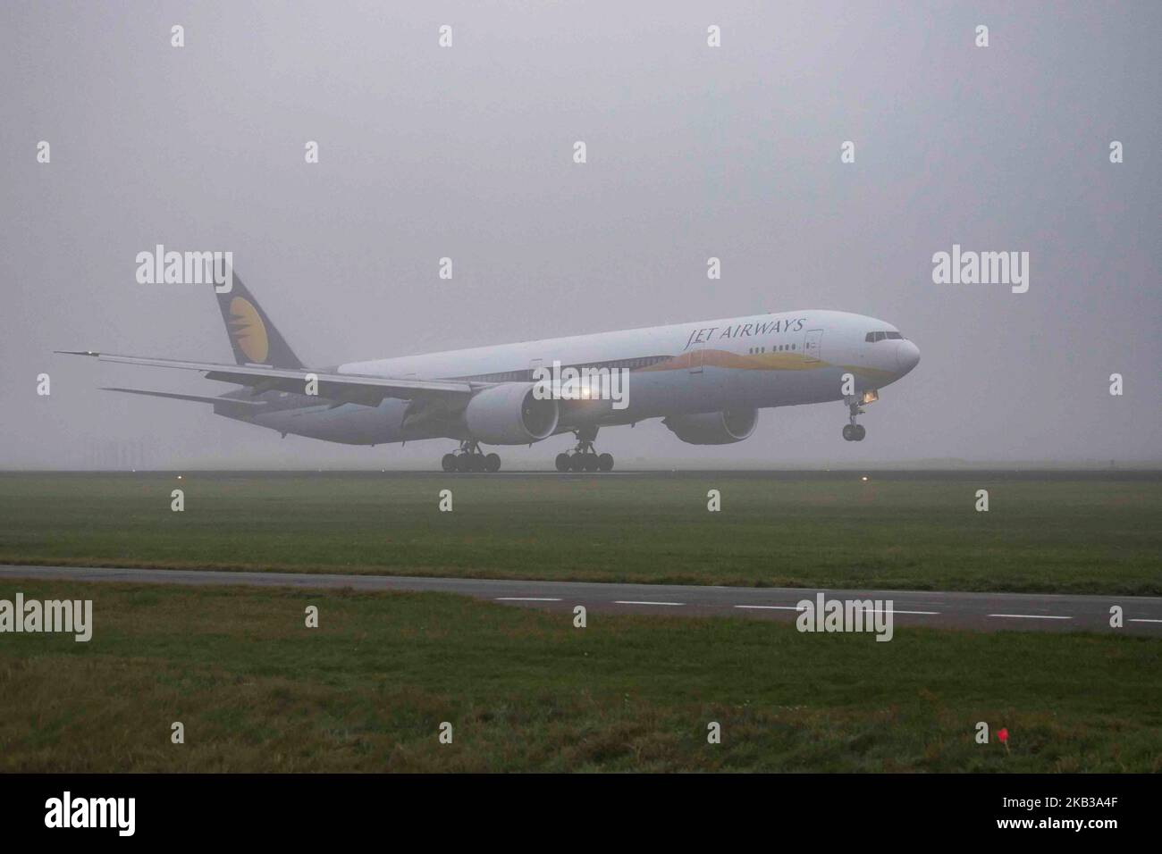 Jet Airways Boeing 777-300 dans la brume de l'aéroport international d'Amsterdam Schiphol. L'immatriculation de l'aéronef est VT-JEQ et est un Boeing 777-300 ER ou 777-35R(ER). Jet Airways utilise Amsterdam comme une plaque tournante et relie AMS à Bengaluru, Delhi, Mumbai et Toronto Pearson. La compagnie aérienne exploite une flotte de 124 avions, dont 10 Boeing 777 et 230 de plus en commande. L'avion est arrivé de Toronto et atterrit en 18R dans le brouillard ou sur la célèbre piste de Polderbaan. (Photo de Nicolas Economou/NurPhoto) Banque D'Images