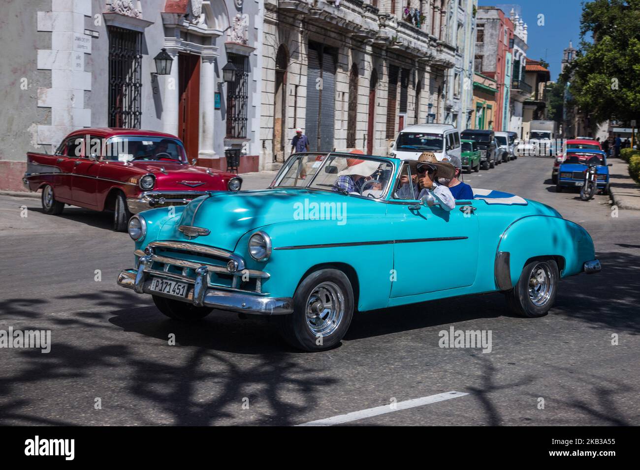 Voitures américaines anciennes mais très bien conservées à la Havane, Cuba.  Après 1959, Fidel Castro a interdit l'importation de voitures étrangères.  Le résultat a été de garder et de préserver les voitures