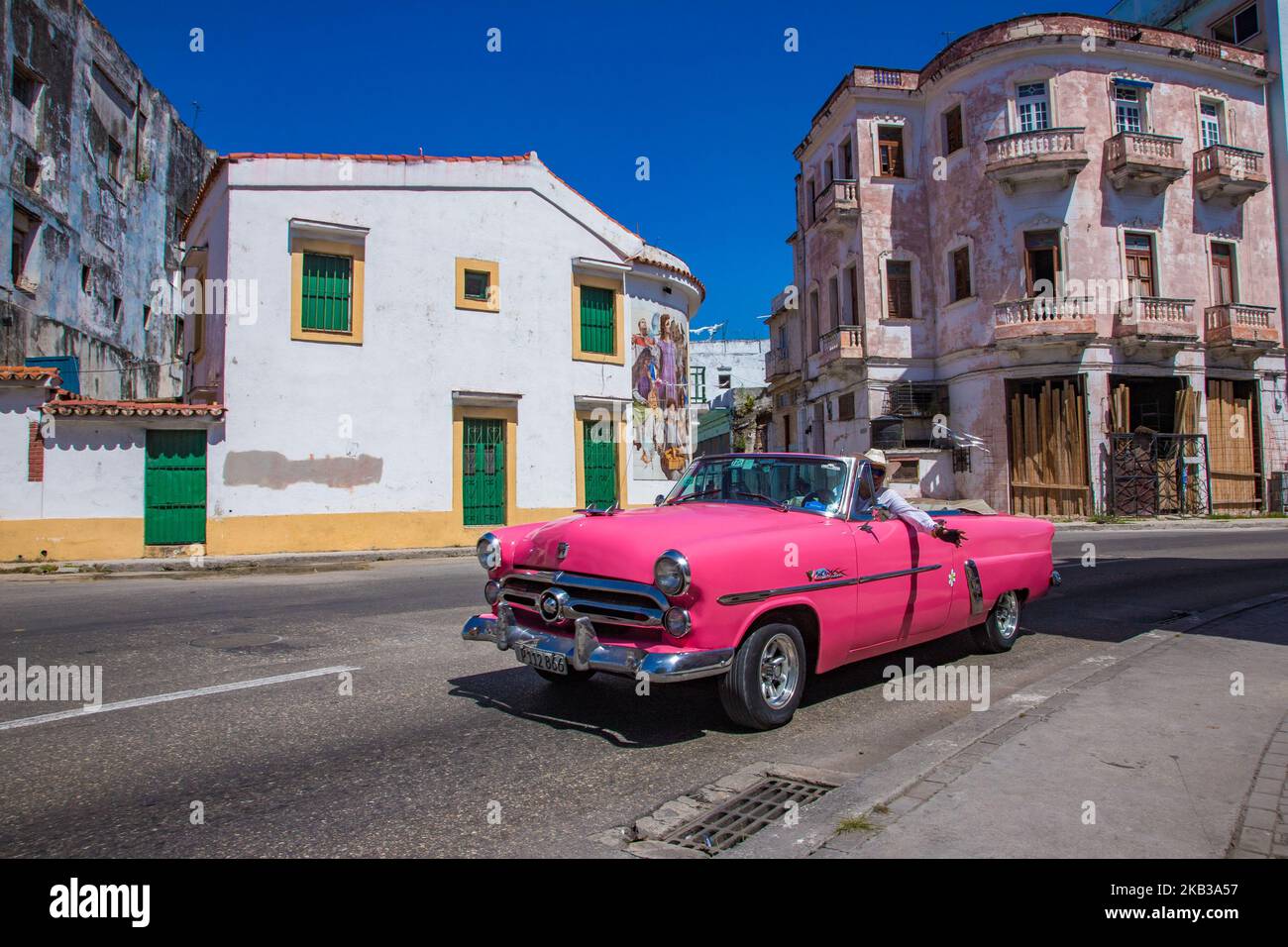 Voitures américaines anciennes mais très bien conservées à la Havane, Cuba.  Après 1959, Fidel Castro a interdit l'importation de voitures étrangères.  Le résultat a été de garder et de préserver les voitures