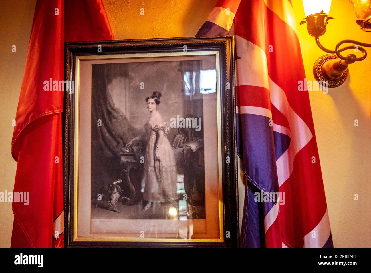 Portrait de la reine Victoria comme jeune femme; Union Jack; Craigdarroch Castle, Victoria (Colombie-Britannique), Canada Banque D'Images