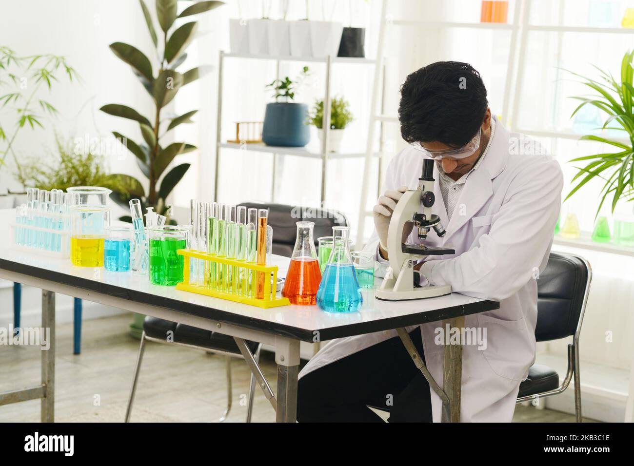 Scientifique médical de recherche masculine travaillant avec l'équipement de test au microscope dans le laboratoire. Un scientifique professionnel analysant des échantillons biochimiques. Banque D'Images