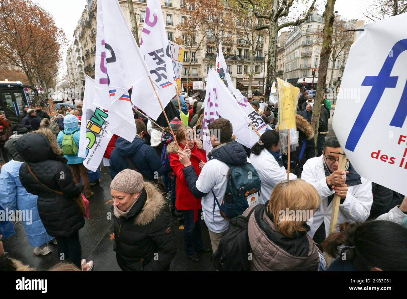 Les infirmières privées participent à une manifestation devant le siège du ministère de la Santé à Paris, sur 20 novembre 2018, pour protester contre leur statut dans les mesures d'un plan de santé présenté par le président français Emmanuel Macron en septembre 2018. Emmanuel Macron a promis le recrutement de 4 000 assistants médicaux dans les zones urbaines d'ici 2022 pour gérer la paperasserie, réaliser des gestes médicaux simples comme des contrôles de tension artérielle et libérer des médecins. L'état exact et les descriptions de poste doivent être précisés dans 2019. (Photo de Michel Stoupak/NurPhoto) Banque D'Images