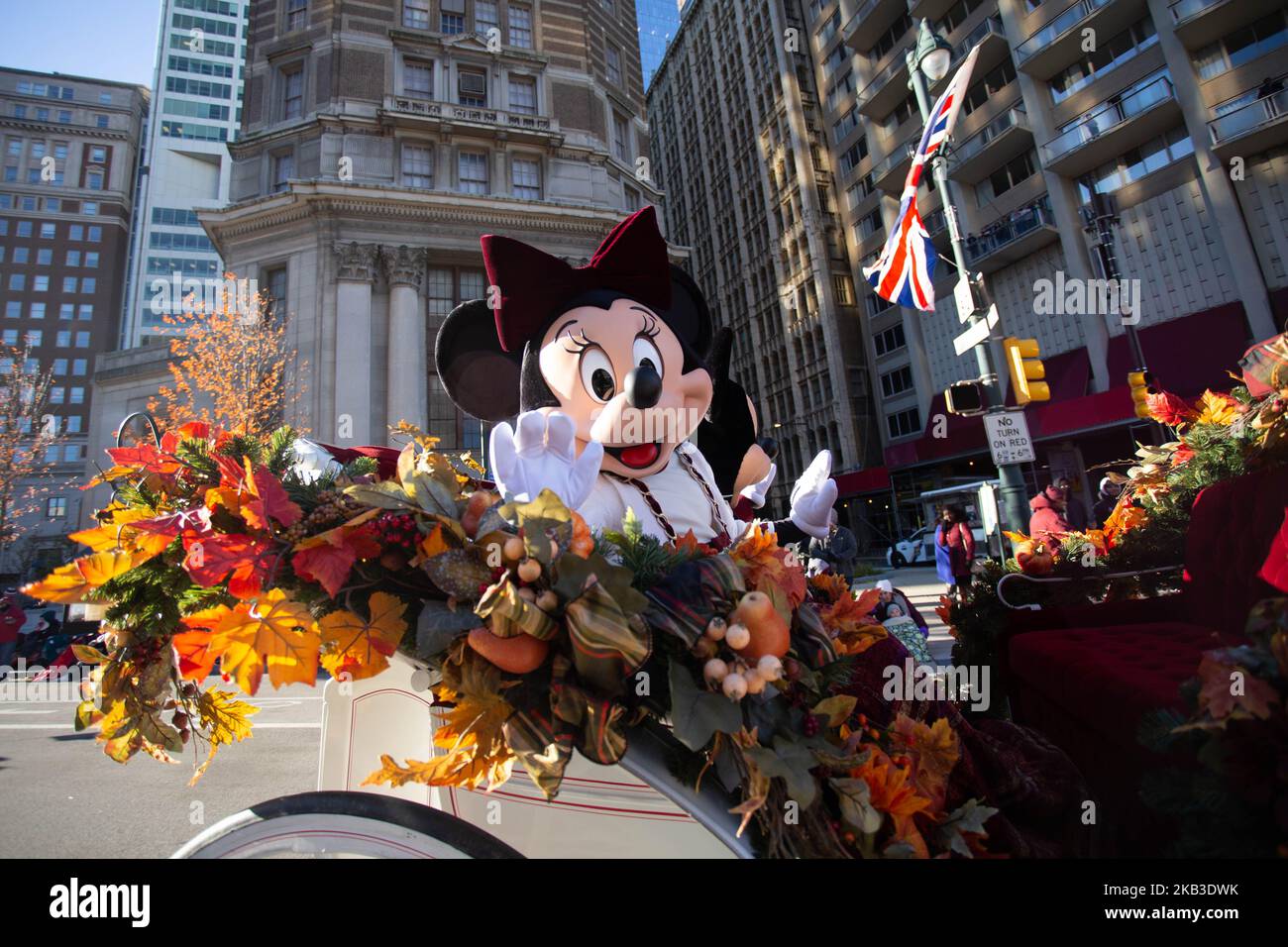 Minnie et Mickey Mouse sont vus sur un terrain de Walt Disney lors de la parade du jour de 