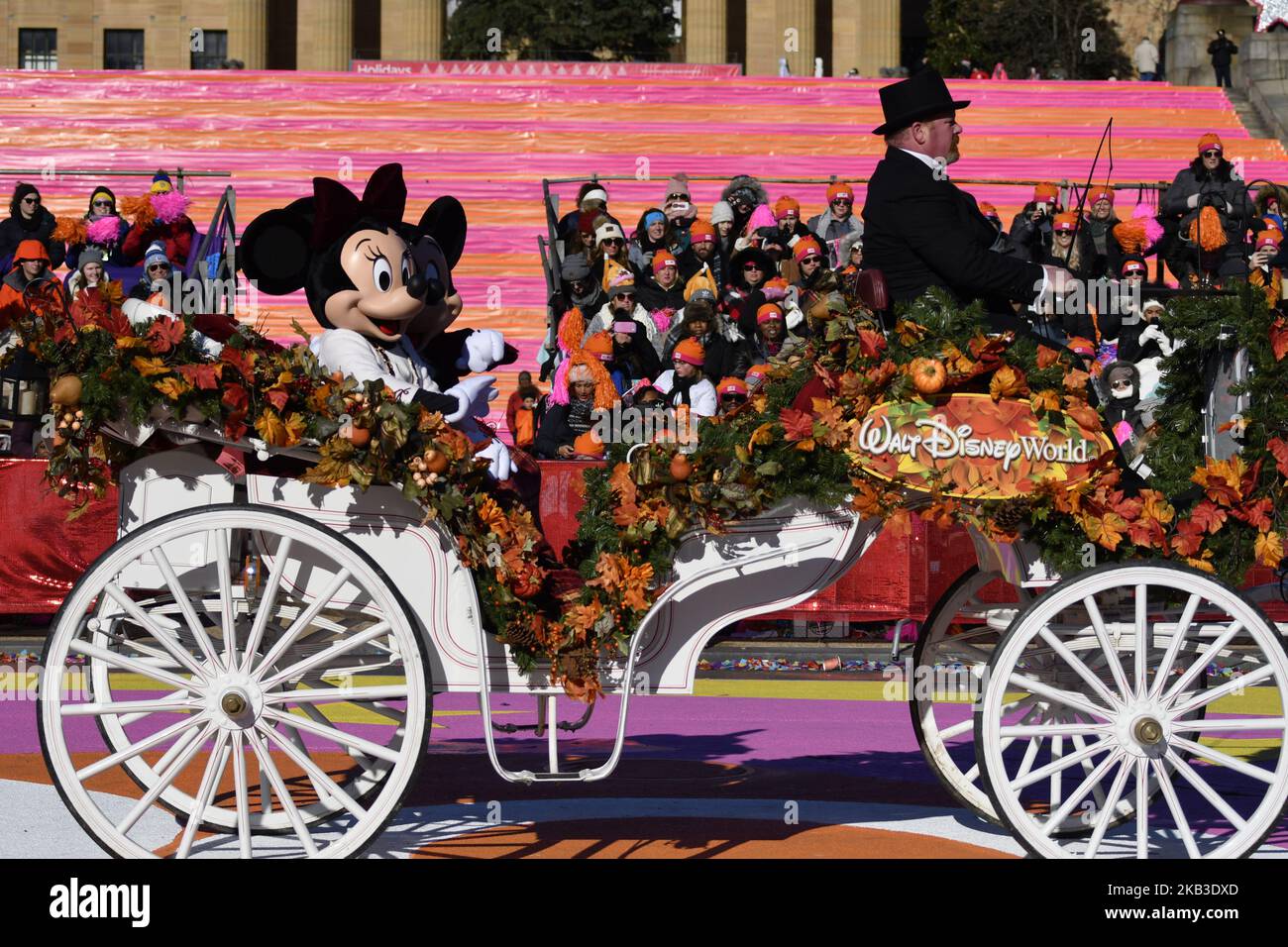 Disney's Mini et Mickey Mouse à bord d'une calèche Walt Disney World lors du défilé annuel de Thanksgiving 99th 6ABC/Dunkin' Donuts, à Philadelphie, en Pennsylvanie, sur 22 novembre 2018. La parade annuelle sur Benjamin Franklin Parkway est la plus ancienne du pays. (Photo de Bastiaan Slabbers/NurPhoto) Banque D'Images