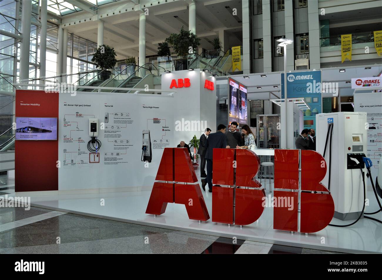 Une vue d'ensemble du stand du Groupe ABB (ASEA Brown Boveri) est visible le jour d'ouverture du deuxième salon des technologies du bâtiment intelligent à Ankara, Turquie, sur 22 novembre 2018. Des marques internationales turques et étrangères avec des entreprises leaders dans le secteur de la construction en Turquie participent à l'exposition pour présenter leurs nouveaux produits de systèmes électriques dans le cadre des technologies de construction intelligente. (Photo par Altan Gocher/NurPhoto) Banque D'Images