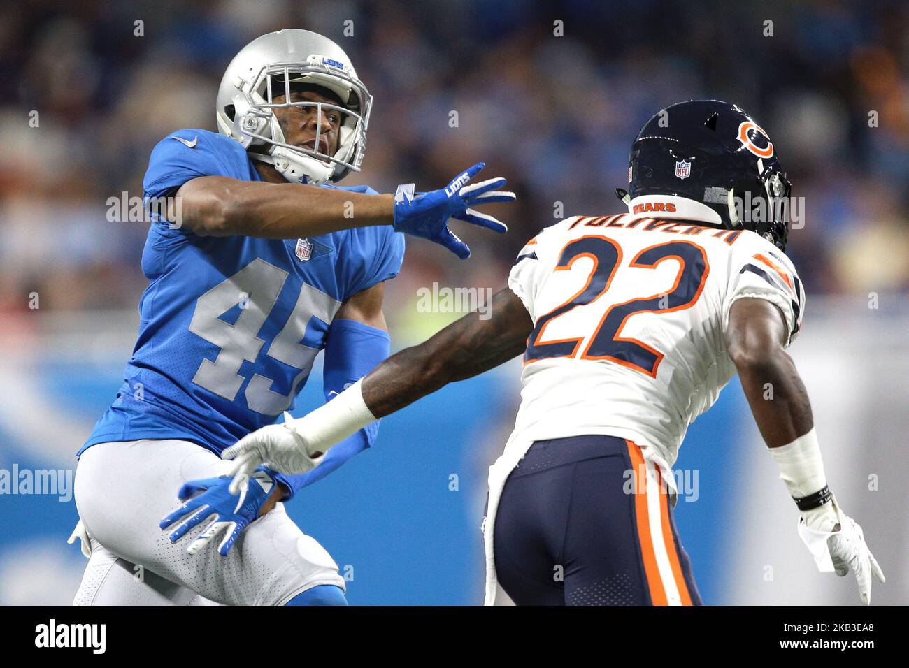 Le dos défensif des Detroit Lions Charles Washington (45) défend contre Chicago porte le dos défensif Kevin Toliver (22) pendant la deuxième moitié d'un match de football de la NFL à Detroit, Michigan, États-Unis, jeudi, 22 novembre 2018. (Photo de Jorge Lemus/NurPhoto) Banque D'Images
