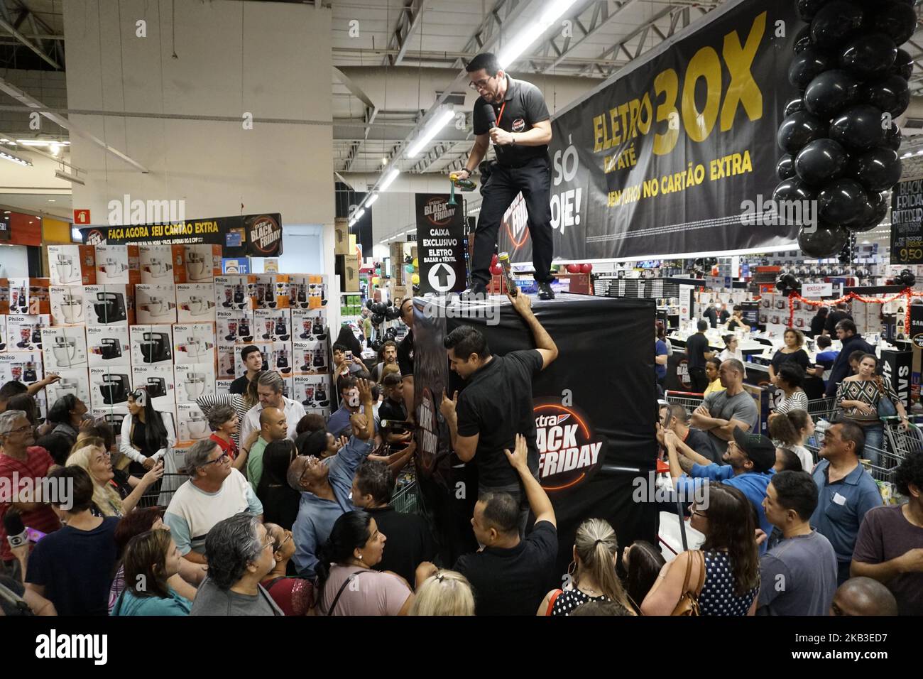 Les gens participent à l'événement du « Vendredi fou » prévu à São Paulo, au Brésil, sur 22 novembre 2018. « Black Friday » est un terme créé aux États-Unis pour citer le jour des grandes affaires célébrées, le lendemain de Thanksgiving. Le Brésil a commencé le « Vendredi noir » en 2010. (Photo de Cris Faga/NurPhoto) Banque D'Images