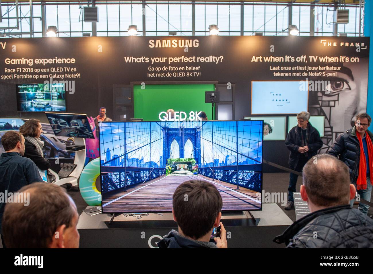 24 novembre, Vijfhuizen. Au cours du dernier week-end de novembre a eu lieu à l'Expo Haarlemmermeer la huitième édition du plus grand festival de technologie des pays-Bas, 'Bright Day'. Ce festival apporte tous les derniers développements en matière de technologie, de design, de nouvelles options de voyage. Cette année, le festival compte avec la présence de Sophia robot, elle est le robot le plus récent et le plus avancé de Hanson Robotics à ce jour et une icône culturelle. De plus, ANYbotics est en tête dans l'avenir de la mobilité de robot et de l'interaction de robot, ils ont présenté ANYmal qui se déplace et fonctionne de manière autonome dans le terrain difficile a Banque D'Images