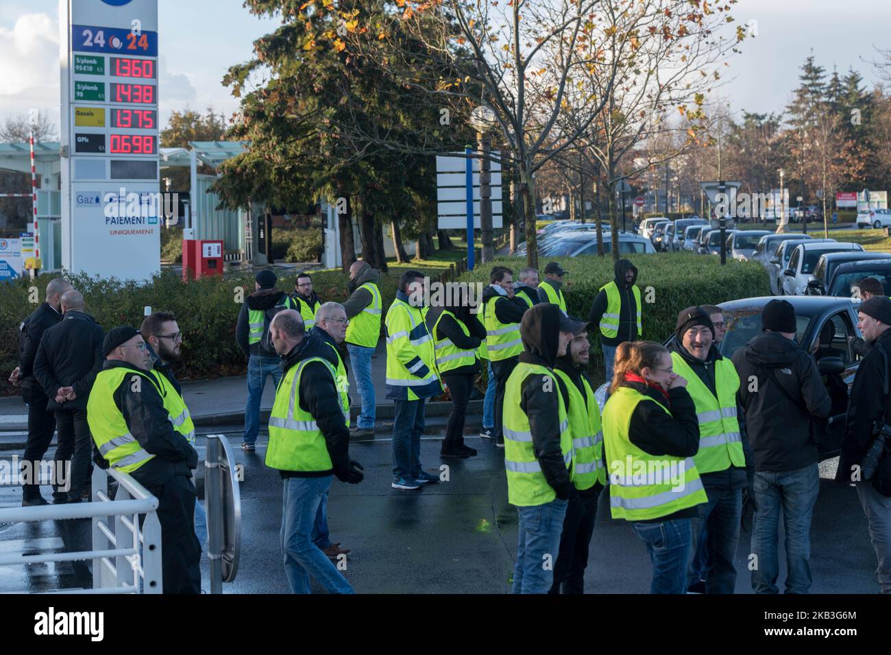 7th Journée d'action mobilisation des gilets jaunes à Nantes, France, le 24 novembre 2018. Parallèlement à leur appel national à se rendre "bloc Paris", Yellow Vêtes a mené de nouvelles actions à Nantes pour maintenir la pression au niveau local.leur première action a été de mettre en place une barrière à l'accès à la station-service du centre commercial Atlantis. (Photo par Estelle Ruiz/NurPhoto) Banque D'Images