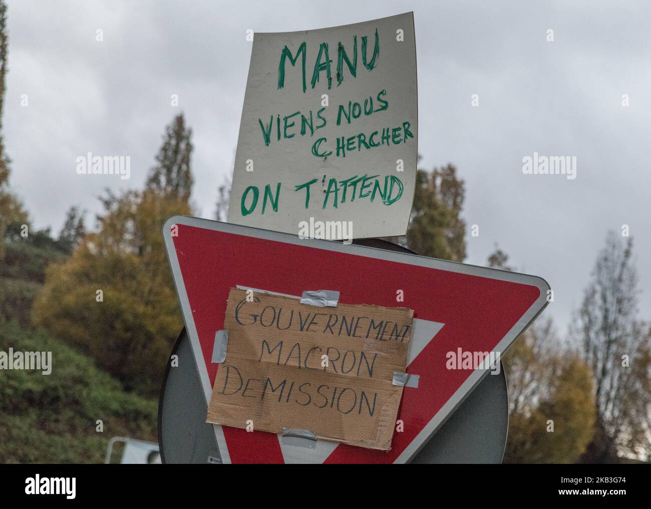 7th Journée d'action mobilisation des gilets jaunes à Nantes, France, le 24 novembre 2018. Parallèlement à leur appel national à se rendre "bloc Paris", Yellow Vêtes a mené de nouvelles actions à Nantes pour maintenir la pression au niveau local.leur première action a été de mettre en place une barrière à l'accès à la station-service du centre commercial Atlantis. (Photo par Estelle Ruiz/NurPhoto) Banque D'Images