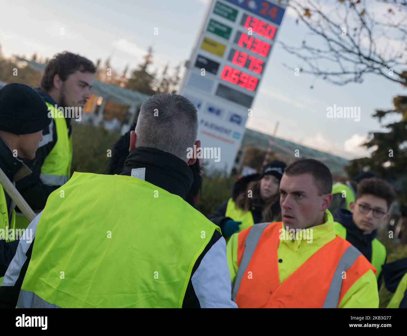 7th Journée d'action mobilisation des gilets jaunes à Nantes, France, le 24 novembre 2018. Parallèlement à leur appel national à se rendre "bloc Paris", Yellow Vêtes a mené de nouvelles actions à Nantes pour maintenir la pression au niveau local.leur première action a été de mettre en place une barrière à l'accès à la station-service du centre commercial Atlantis. (Photo par Estelle Ruiz/NurPhoto) Banque D'Images