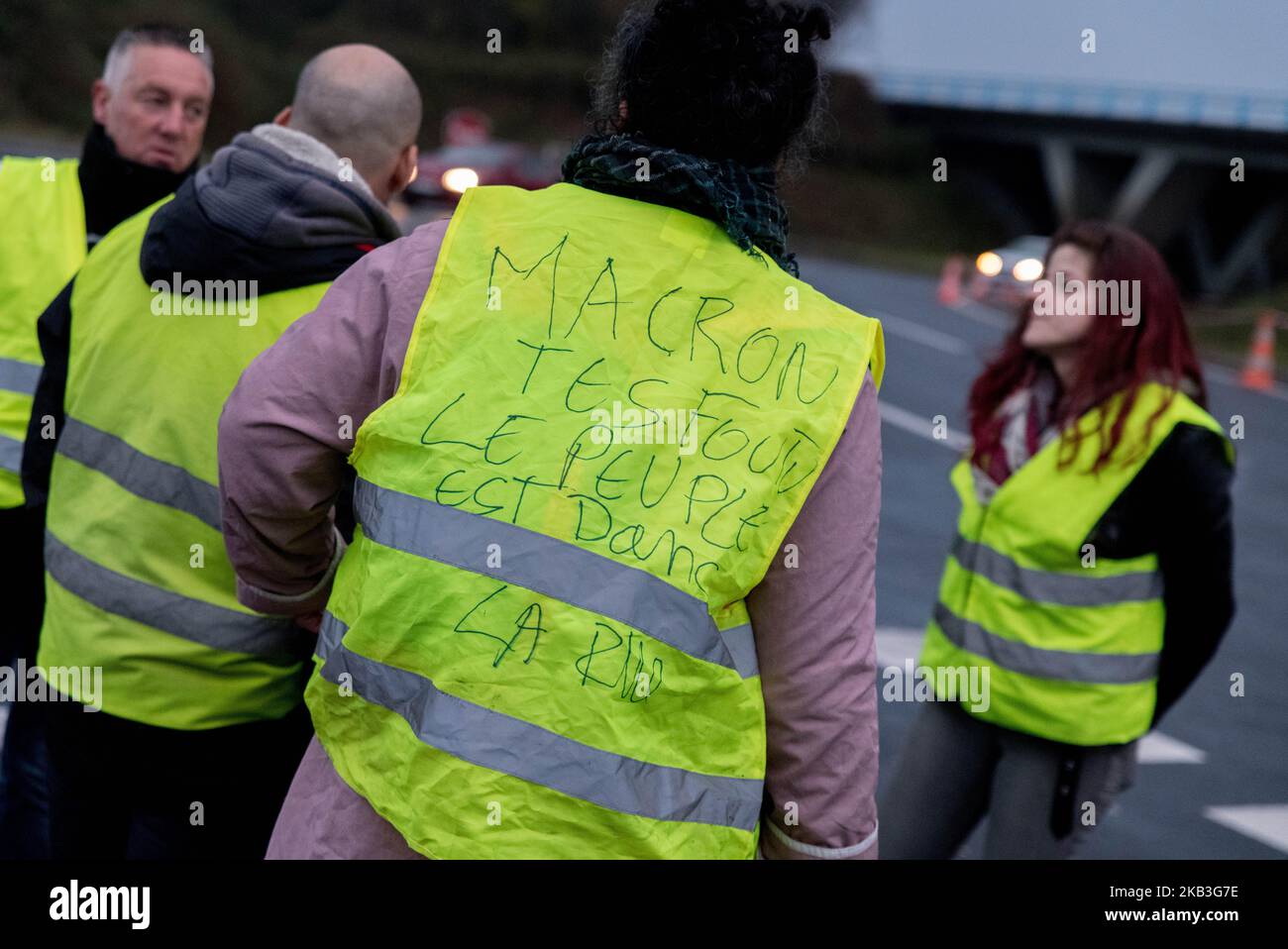 7th Journée d'action mobilisation des gilets jaunes à Nantes, France, le 24 novembre 2018. Parallèlement à leur appel national à se rendre "bloc Paris", Yellow Vêtes a mené de nouvelles actions à Nantes pour maintenir la pression au niveau local.leur première action a été de mettre en place une barrière à l'accès à la station-service du centre commercial Atlantis. (Photo par Estelle Ruiz/NurPhoto) Banque D'Images