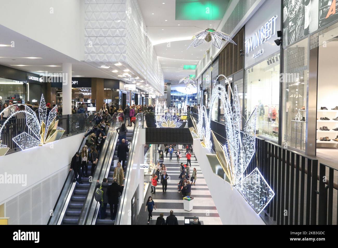 Les gens magasinent dans les magasins Apia et Twinset le centre commercial Forum Gdansk est vu à Gdansk, en Pologne, le 24 novembre 2018 (photo de Michal Fludra/NurPhoto) Banque D'Images