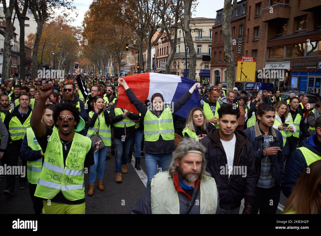 Plusieurs centaines de 'gilets jaunes' occupent les rues principales de Toulouse. Pour la première fois, des manifestants appelés « Gilets Jaunes » (c'est-à-dire des gilets jaunes) ont manifesté à l'intérieur des villes. Ils protestent contre la hausse des taxes sur les produits pétroliers . Ils se sont organisés par les réseaux sociaux. La plupart ont dit que la hausse des taxes sur les produits pétroliers était le détonateur de leur colère contre le président français Macron et son gouvernement. Toulouse. France. 24 novembre 2018. (Photo d'Alain Pitton/NurPhoto) Banque D'Images