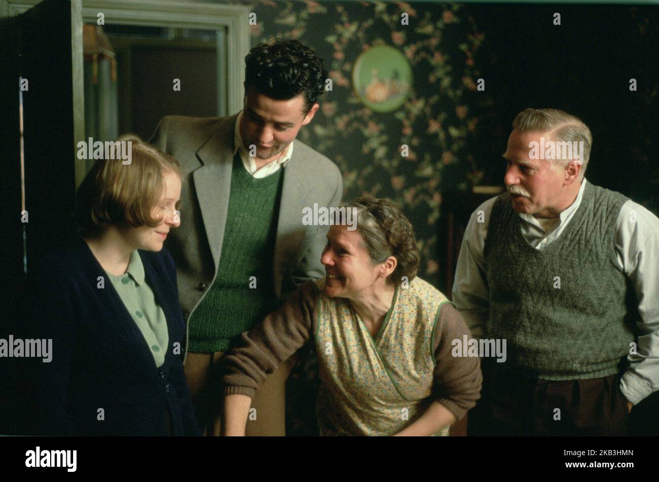 VERA DRAKE, ALEX KELLY, DANIEL MAYS, IMELDA STAUNTON, PHILIP DAVIS, 2004 Banque D'Images