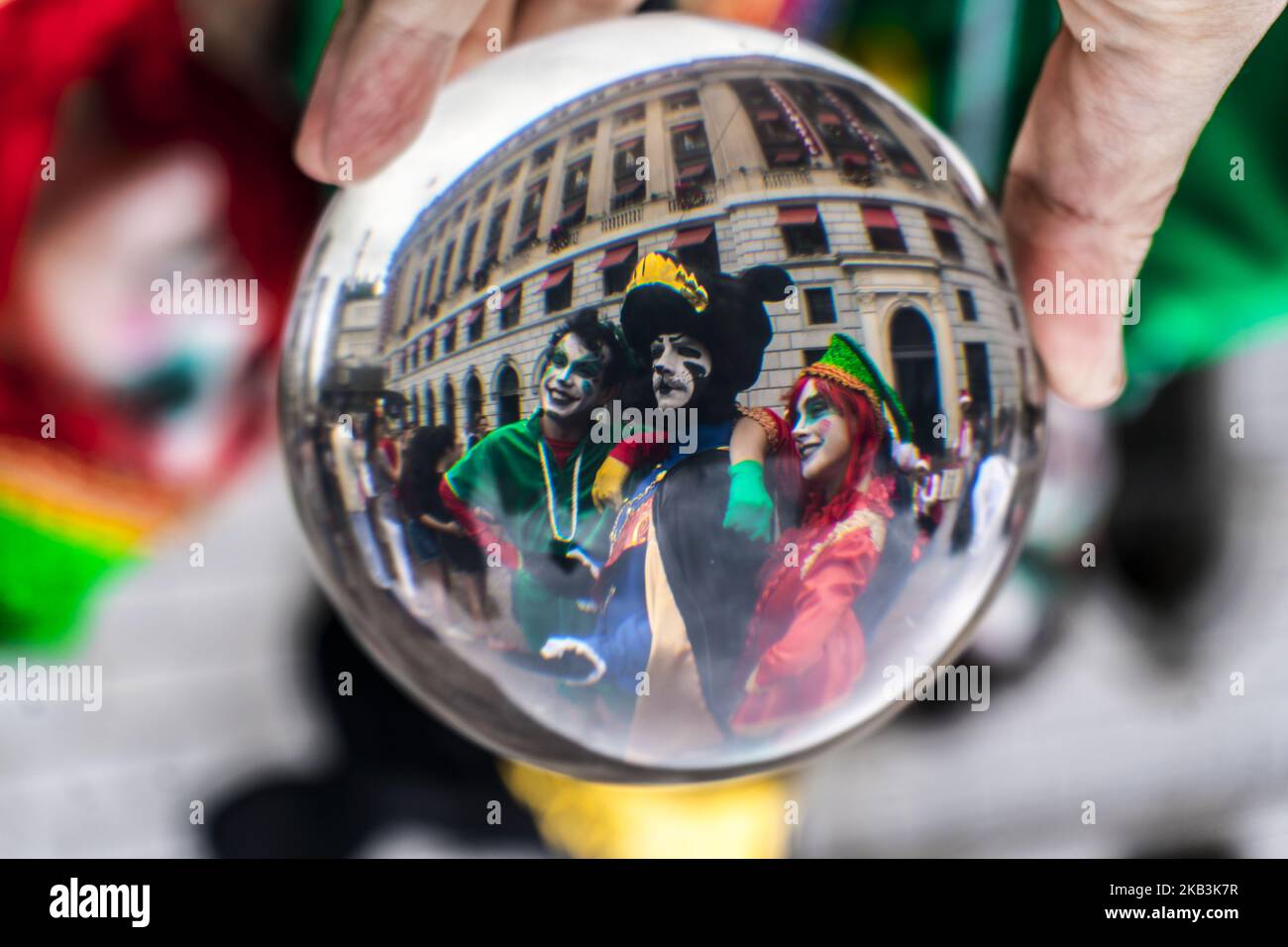 Le Père Noël se réjouit des enfants et des adultes dans un centre commercial de Sao Paulo, au Brésil, le 26 novembre 2018 pendant la période de Noël. (Photo de Cris Faga/NurPhoto) Banque D'Images