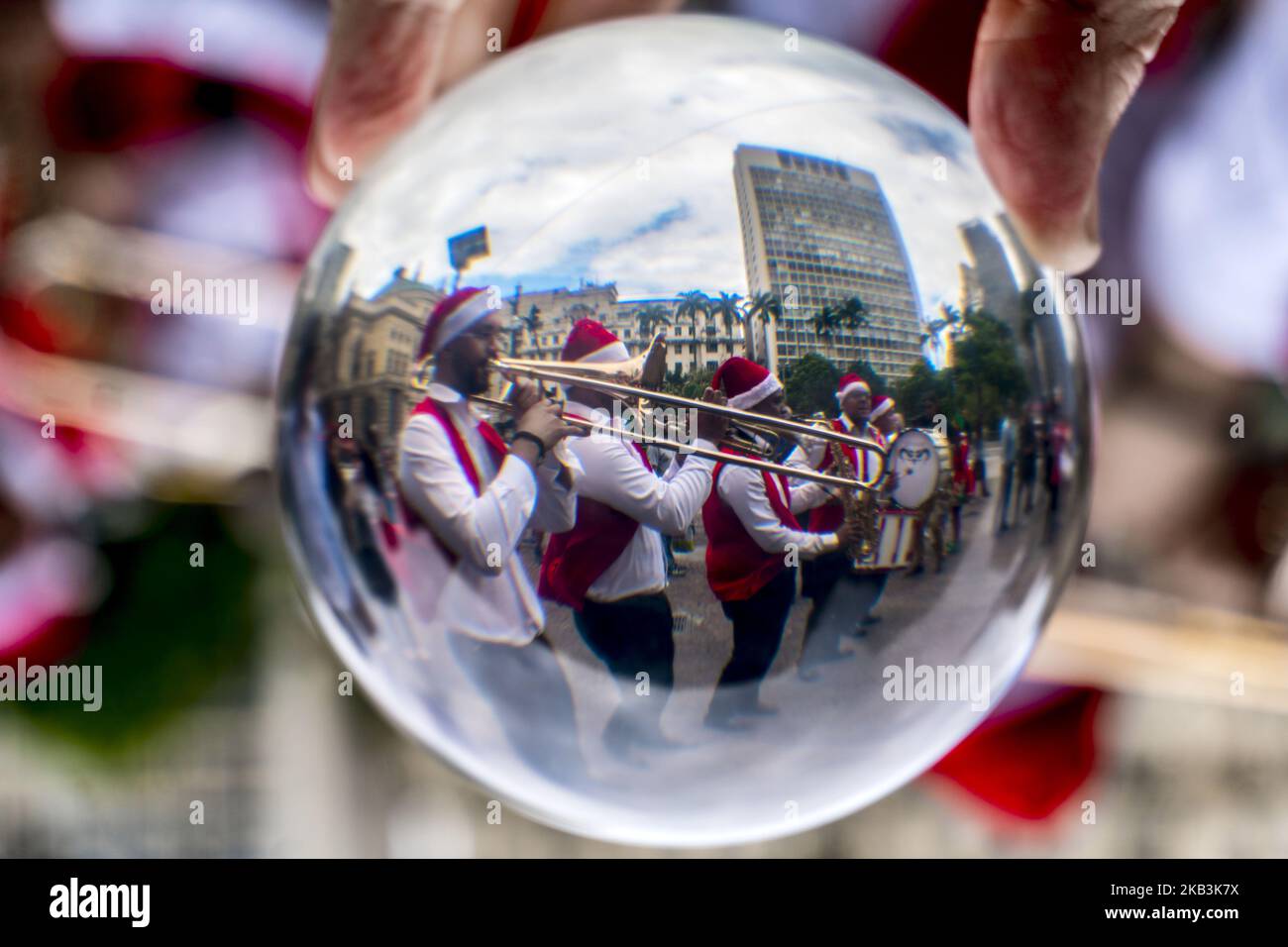 Le Père Noël se réjouit des enfants et des adultes dans un centre commercial de Sao Paulo, au Brésil, le 26 novembre 2018 pendant la période de Noël. (Photo de Cris Faga/NurPhoto) Banque D'Images