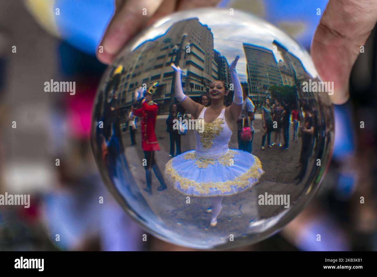 Le Père Noël se réjouit des enfants et des adultes dans un centre commercial de Sao Paulo, au Brésil, le 26 novembre 2018 pendant la période de Noël. (Photo de Cris Faga/NurPhoto) Banque D'Images