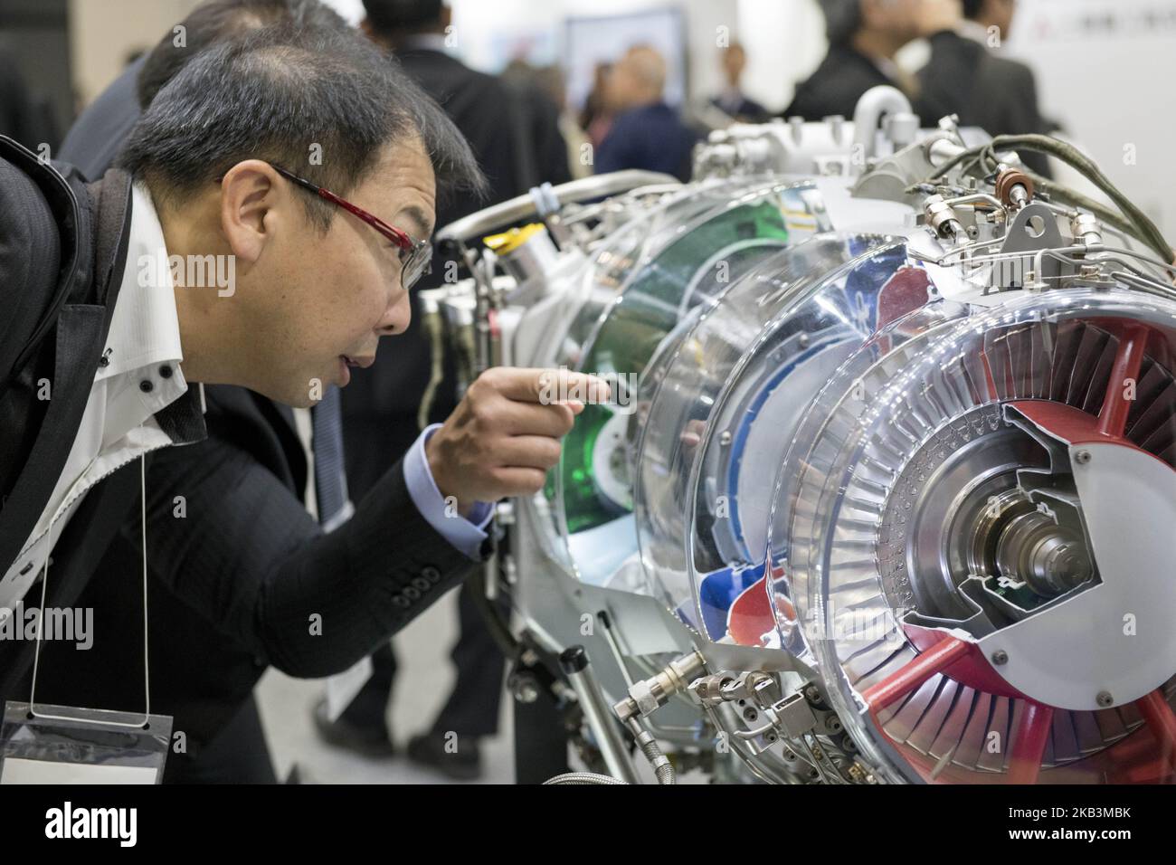 Un visiteur regarde Un visiteur regarde le moteur de Mitsubishi Heavy Industries lors du salon aérien 2018 de Japan Aerospace à Tokyo, au Japon, sur 28 novembre 2018.pendant le salon aérien 2018 de Japan Aerospace à Tokyo, au Japon, sur 28 novembre 2018. (Photo par Alessandro Di Ciommo/NurPhoto) Banque D'Images