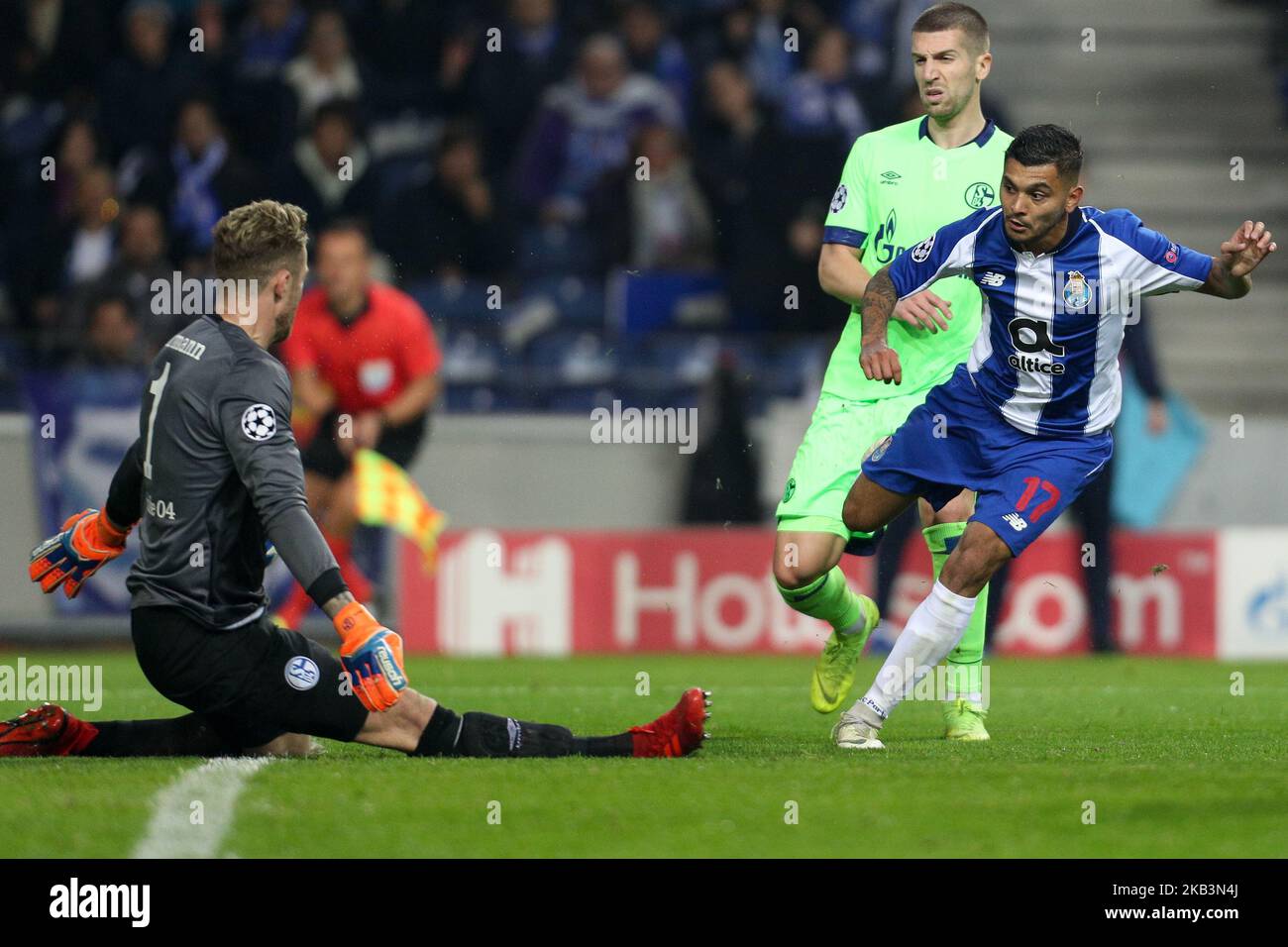 Jésus Corona (R), l'avant-projet mexicain de Porto, a obtenu un but avec le gardien de but Ralf Fahrmann du FC Schalke 04 (L) lors de la Ligue des champions de l'UEFA, match entre le FC Porto et le FC Schalke 04, au stade Dragao de Porto sur 28 novembre 2018 à Porto, Portugal. (Photo de Paulo Oliveira / DPI / NurPhoto) Banque D'Images