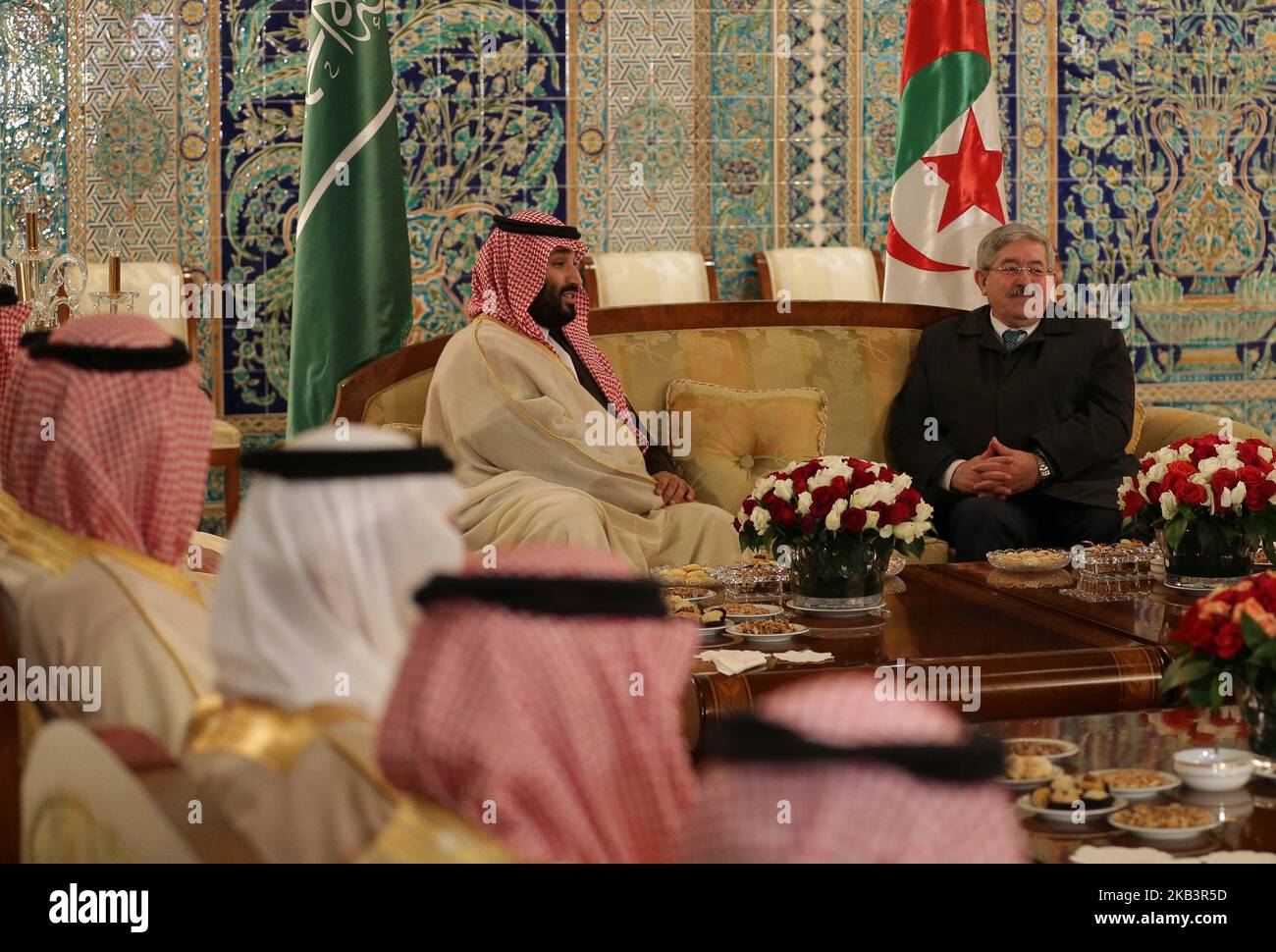 Le prince héritier saoudien Mohammad Bin Salman (L) avec le Premier ministre algérien Ahmed Ouyahia (R) à son arrivée à Alger (Algérie), le 02 décembre 2018. Le prince héritier saoudien est en visite officielle en Algérie pendant deux jours. (Photo de Billal Bensalem/NurPhoto) Banque D'Images