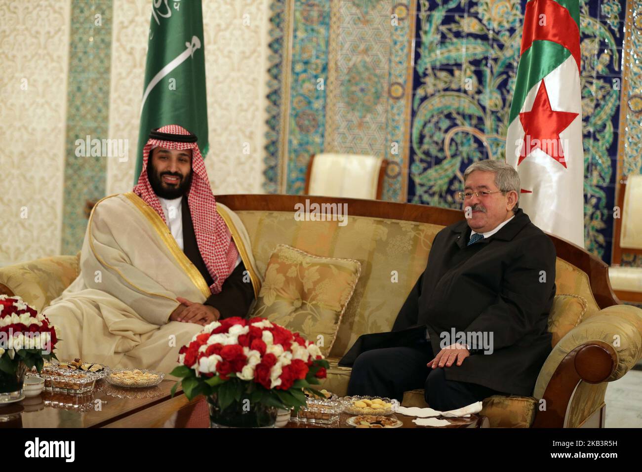 Le prince héritier saoudien Mohammad Bin Salman (L) avec le Premier ministre algérien Ahmed Ouyahia (R) à son arrivée à Alger (Algérie), le 02 décembre 2018. Le prince héritier saoudien est en visite officielle en Algérie pendant deux jours. (Photo de Billal Bensalem/NurPhoto) Banque D'Images