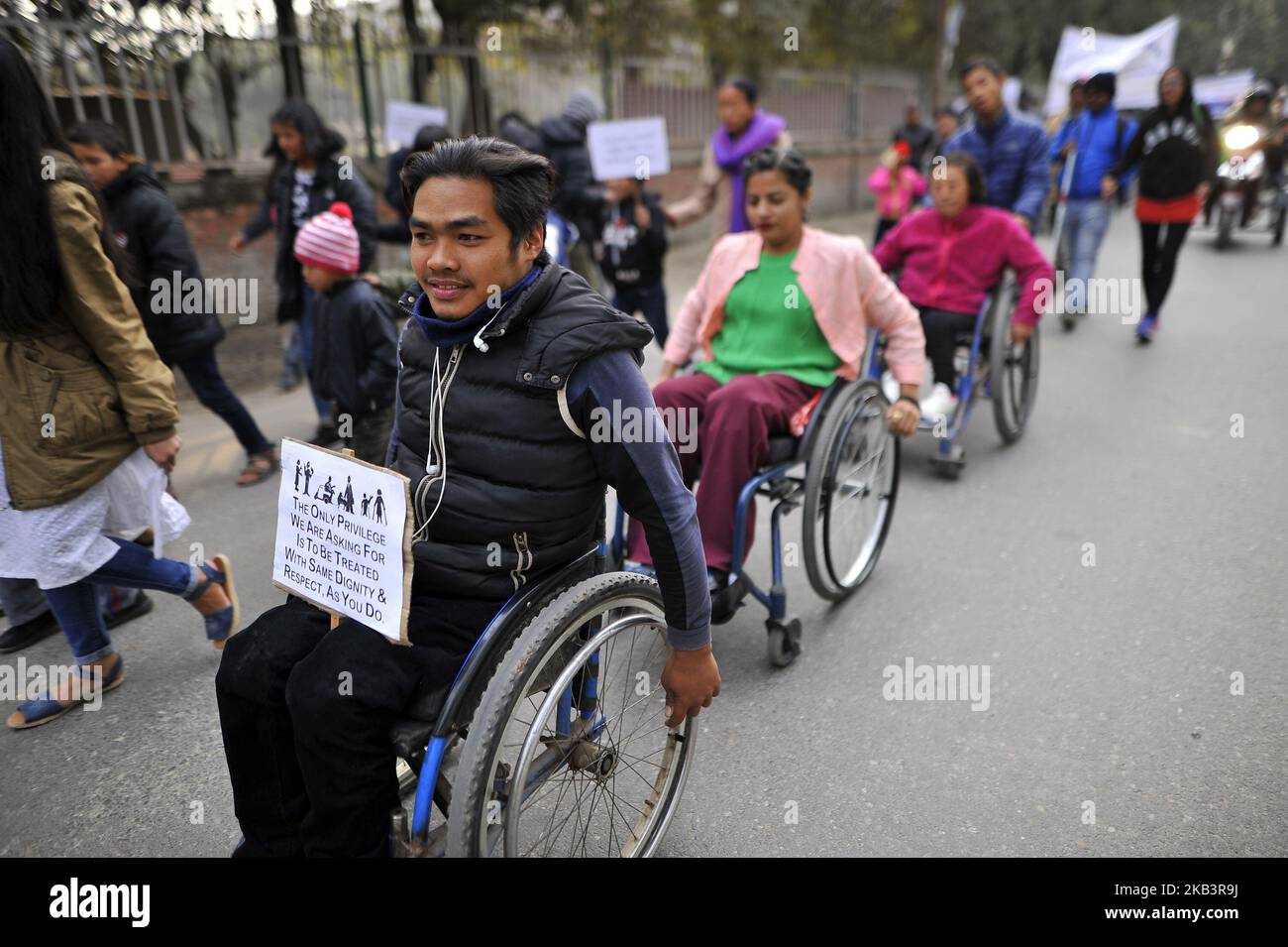 Les personnes handicapées népalaises en fauteuil roulant tiennent des pancartes lors d'un rassemblement lors de la Journée internationale des personnes handicapées de 27th à Katmandou, au Népal, lundi, à 03 décembre 2018. La Journée mondiale du handicap 27th se concentre sur « l'autonomisation des personnes handicapées et la garantie de l'inclusion et de l'égalité ». (Photo de Narayan Maharajan/NurPhoto) Banque D'Images