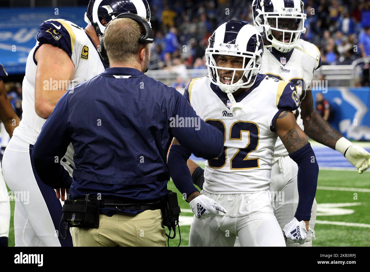 Los Angeles Rams Corner back Troy Hill (32) est félicité par Sean McVay, entraîneur en chef de Los Angeles Rams, après une victoire sur les Detroit Lions pour remporter le titre NFC West pendant la deuxième moitié d'un match de football de la NFL contre les Detroit Lions à Detroit, Michigan, États-Unis, dimanche, 2 décembre 2018. (Photo par Amy Lemus/NurPhoto) Banque D'Images
