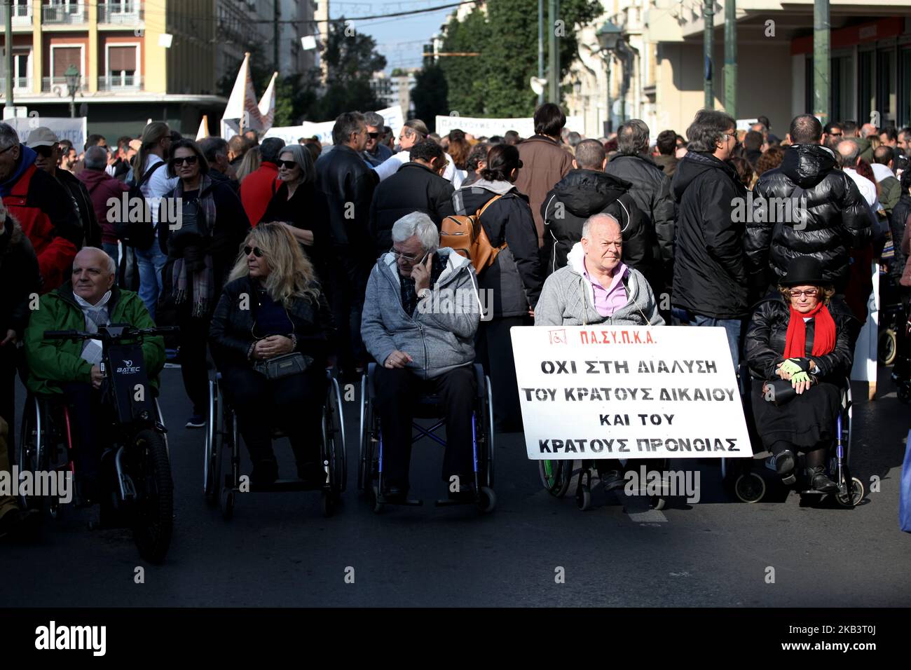 Des personnes protestent pour les droits des personnes handicapées à l'occasion de la Journée internationale des personnes handicapées à Athènes, Grèce, à 3 décembre 2018. Les manifestants exigent des salaires et une protection sociale, car ils ont été éliminés par des années de mesures d'austérité. (Photo de Giorgos Georgiou/NurPhoto) Banque D'Images