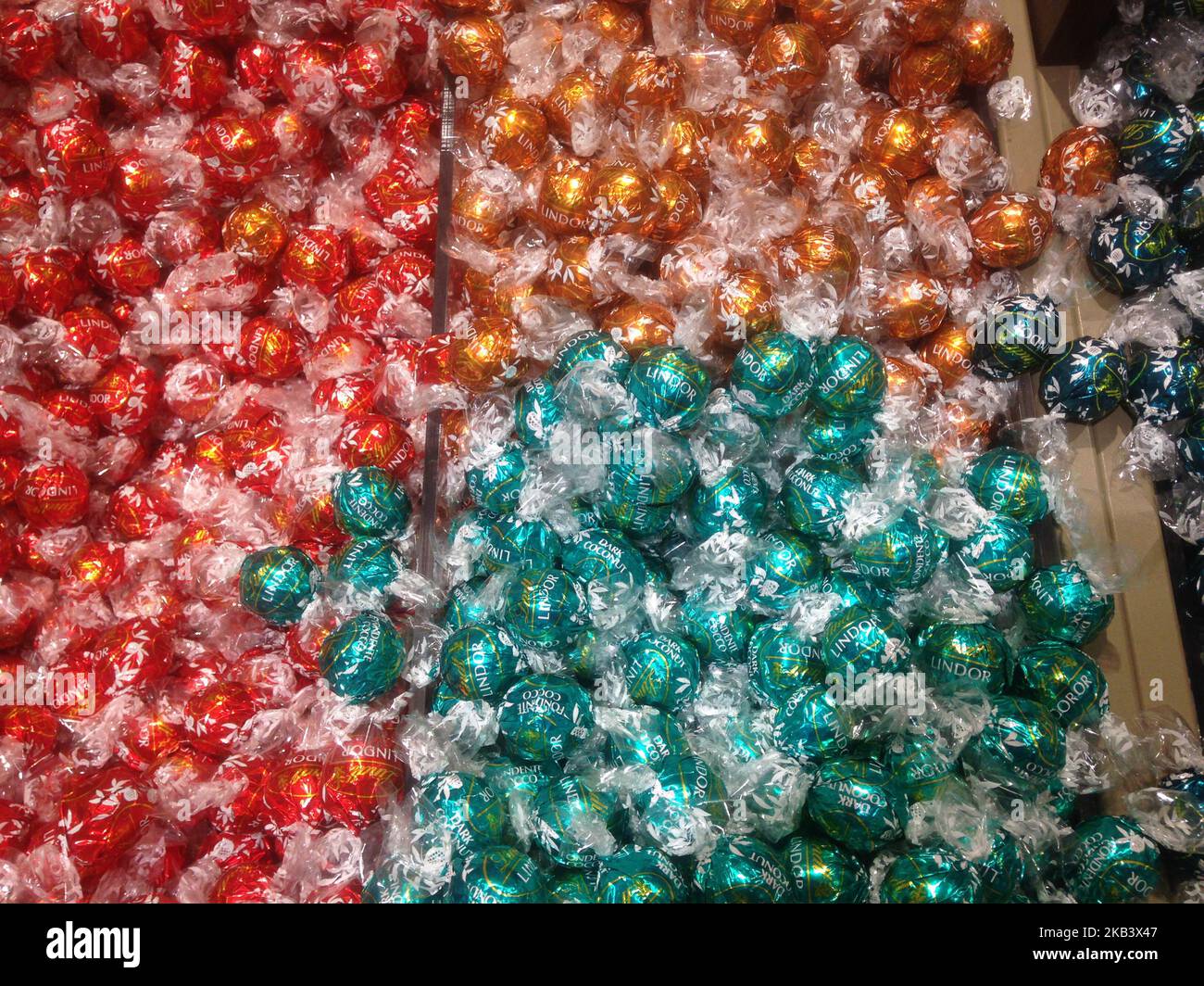 Assortiment de chocolats Lindt de qualité supérieure en exposition à la boutique de chocolats Lindt & Sprungli pendant les fêtes de Noël à Toronto, Ontario, Canada sur 5 décembre 2018. (Photo de Creative Touch Imaging Ltd./NurPhoto) Banque D'Images