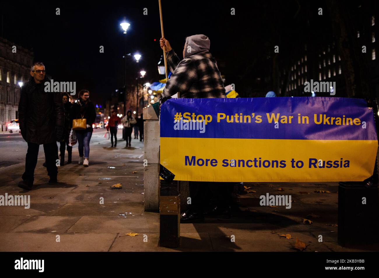 Les expatriés ukrainiens tiennent une manifestation anti-Poutine face à Downing Street à Londres, en Angleterre, sur 7 décembre 2018. Les tensions entre l'Ukraine et la Russie ont atteint un nouveau sommet ces dernières semaines avec la prise par la Russie de trois navires de guerre ukrainiens, ce qui a incité l'Ukraine à déclarer la loi martiale dans plusieurs régions frontalières. (Photo de David Cliff/NurPhoto) Banque D'Images