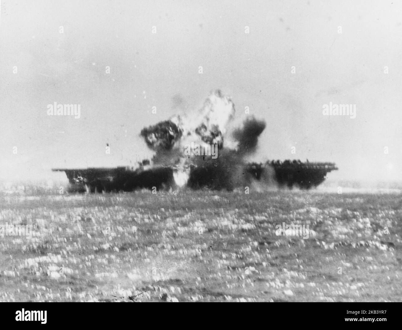 L'USS Essex est frappé par un Kamikaze au large des Philippines, le navire a été frappé par un avion japonais Yokosuka D4Y 'Judy' lors de l'attaque de Kamikaze le 25 novembre 1944 Banque D'Images