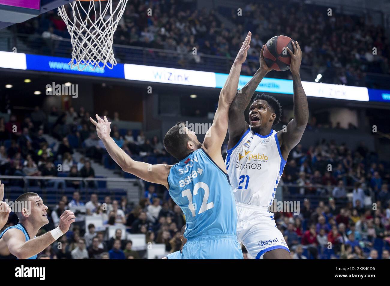 Movistar Estudiantes Goran Sutton et San Pablo Burgos Deon Thompson pendant le match de Liga Endesa entre Movistar Estudiantes et San Pablo Burgos au Centre Wizink de Madrid, Espagne. 10 décembre 2018. (Photo de Peter Sabok/COOLMedia/NurPhoto) Banque D'Images