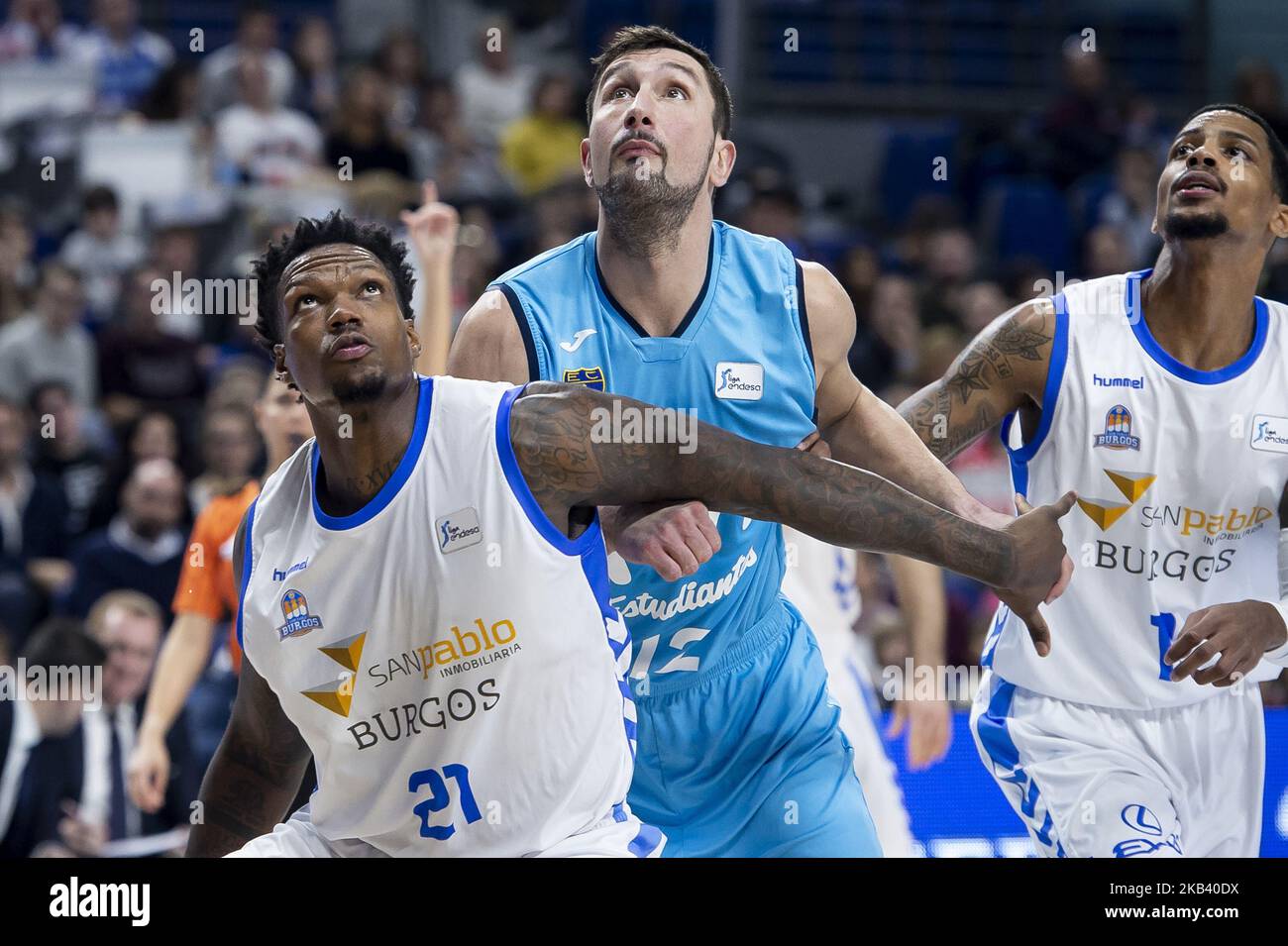 Movistar Estudiantes Goran Sutton et San Pablo Burgos Deon Thompson et Branden Frazier pendant le match de Liga Endesa entre Movistar Estudiantes et San Pablo Burgos au Centre Wizink de Madrid, Espagne. 10 décembre 2018. (Photo de Peter Sabok/COOLMedia/NurPhoto) Banque D'Images