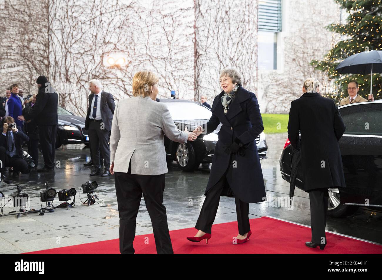 La chancelière allemande Angela Merkel (L) salue la première ministre britannique Theresa May (R) à son arrivée à la Chancellerie de Berlin, en Allemagne, à propos de 11 décembre 2018. Theresa May rencontre plusieurs dirigeants européens qui tentent d'obtenir de meilleures conditions sur l'accord sur le Brexit avant un vote au Parlement britannique. (Photo par Emmanuele Contini/NurPhoto) Banque D'Images