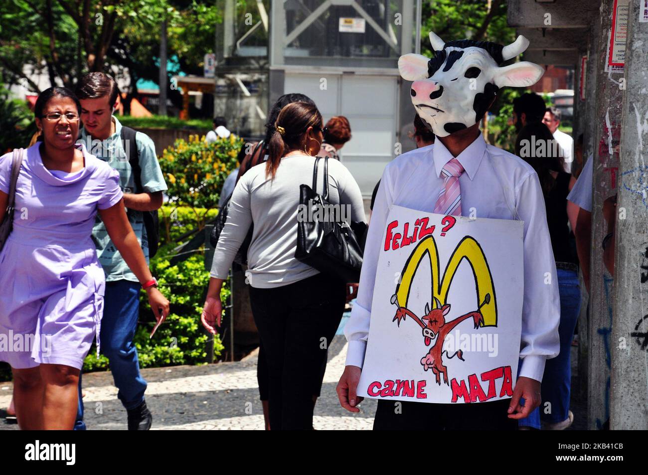 Les activistes végétaliens font des manifestations humoristiques en utilisant des masques d'animaux et en distribuant des recettes végétaliennes à l'intérieur et à l'extérieur des métros de Sao Paulo, au Brésil, le 11 décembre 2018. Ils demandent que ce Noël, les gens ne mangent pas le berceau au dîner de Noël. (Photo de Cris Faga/NurPhoto) Banque D'Images