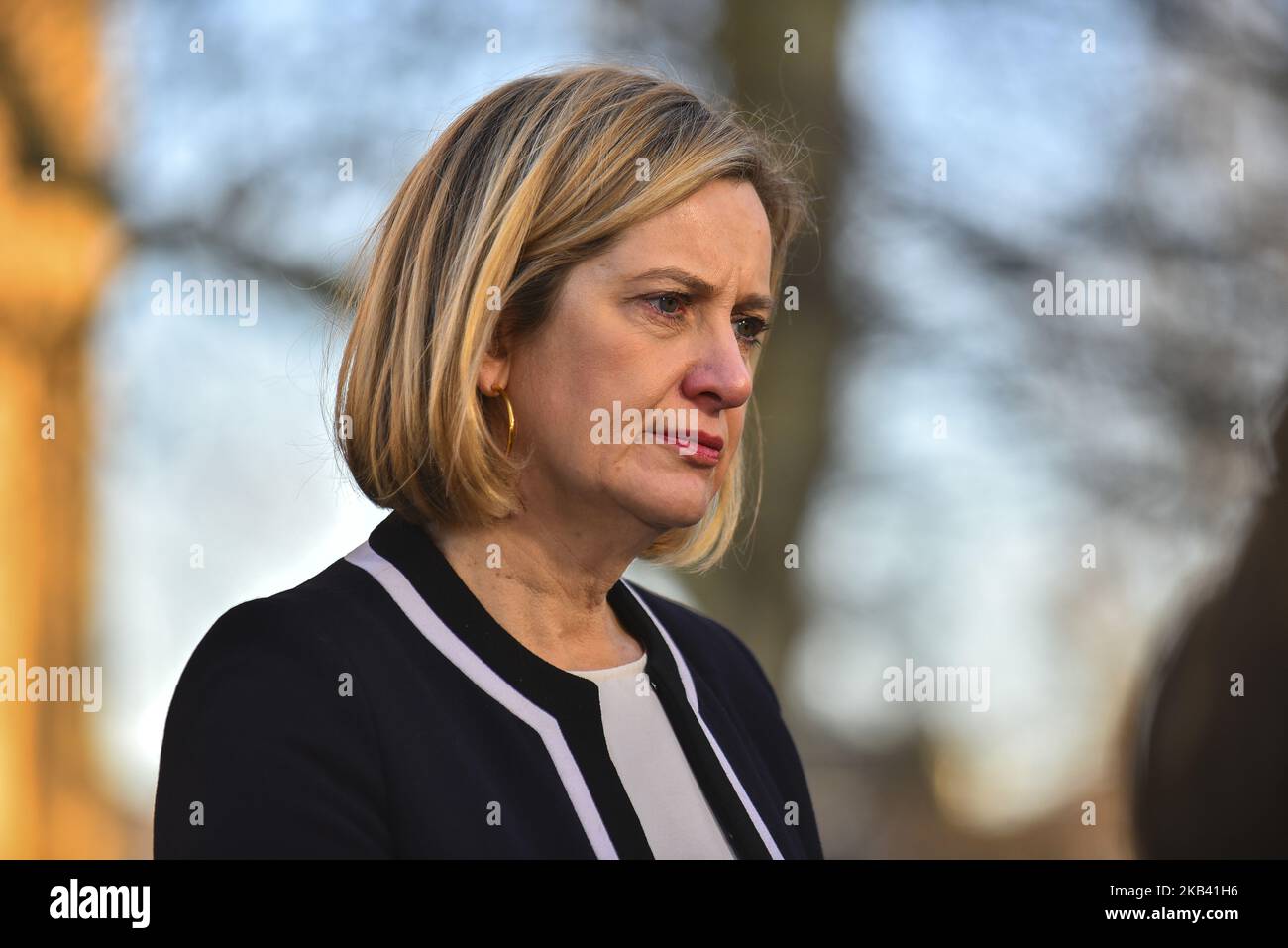 Le secrétaire d'État aux pensions Amber Rudd s'adresse aux médias, Londres, à propos de 12 décembre 2018. Mme May a déclaré qu'un nouveau Premier ministre devrait abandonner ou prolonger l'article 50, le mécanisme qui a fait sortir la Grande-Bretagne de l'UE le 29 mars, « en train de faire cesser ou même d'arrêter le Brexit ». Les députés conservateurs voteront de 18 h 00 GMT à 20 h 00 GMT. Un résultat est attendu assez rapidement une fois le vote terminé. (Photo par Alberto Pezzali/NurPhoto) Banque D'Images