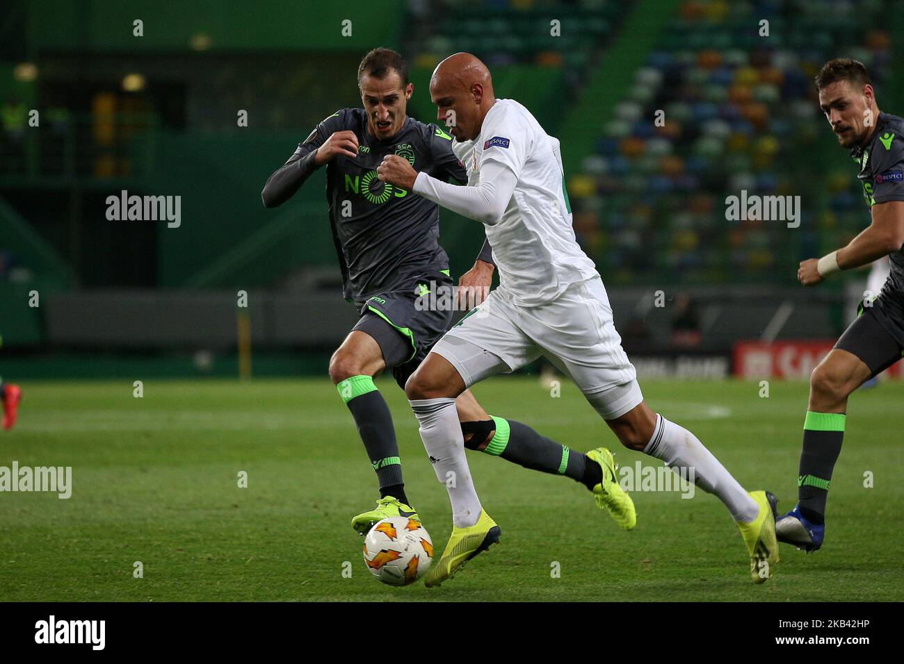 Radosav Petrovic, milieu de terrain du sport de Serbie (L), est en présence de Nicolas Careca, le joueur de football de l'UEFA Europa League Group E Sporting CP vs FC Vorskla Poltava au stade Alvalade de Lisbonne, Portugal sur 13 décembre 2018 ( photo de Pedro Fiúza/NurPhoto) Banque D'Images