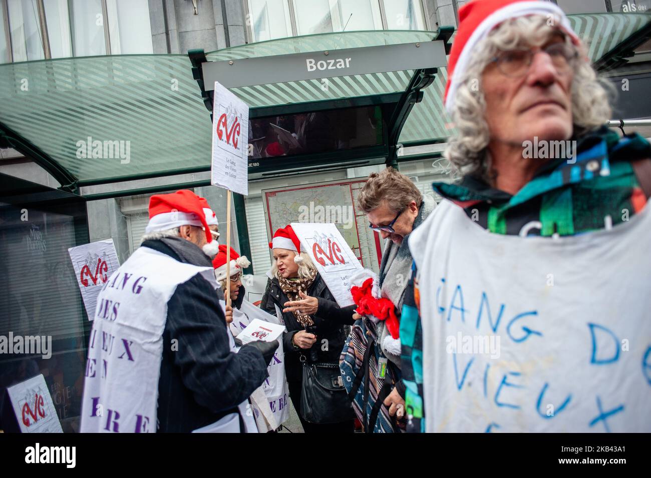 Sur 14 décembre 2018 à Bruxelles, Belgique. Les principaux syndicats de la FGTB, de la CGSLB et du SCC ont également appelé à la tenue de mouvements de protestation à l'échelle nationale sur 14 décembre pour dénoncer les politiques économiques du gouvernement. Un rassemblement sur le front syndical conjoint a eu lieu vendredi à 11 heures, à l'extérieur du siège DE LA FEB (Fédération des entreprises de Belgique) dans la capitale belge. Des milliers de travailleurs se sont rassemblés pour exiger des carrières équitables et des pensions décentes. A l'extérieur de LA FEB (Fédération des Entreprises de Belgique), les manifestants ont jeté de la peinture rouge et des œufs dans le bâtiment. Avec plus de 1,2 millions de membres, le gène Banque D'Images